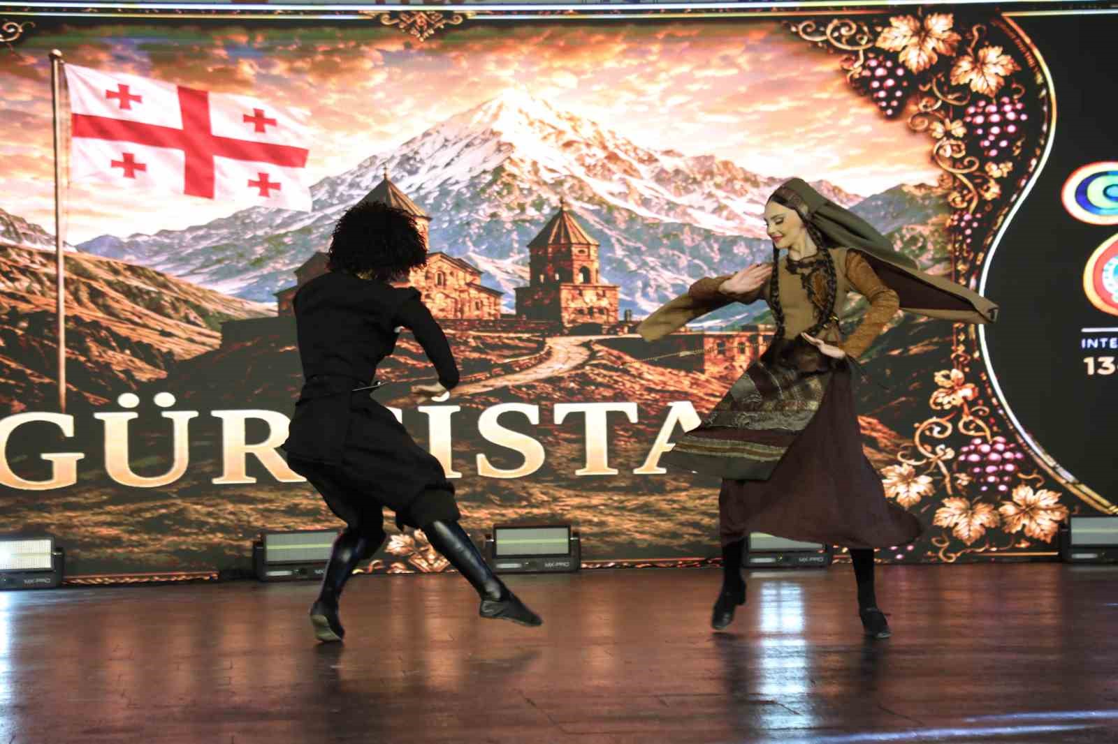 Dünyanın renklerini İnegöl’de buluşturan festival başladı 5 dunyanin renklerini inegolde bulusturan festival basladi 1