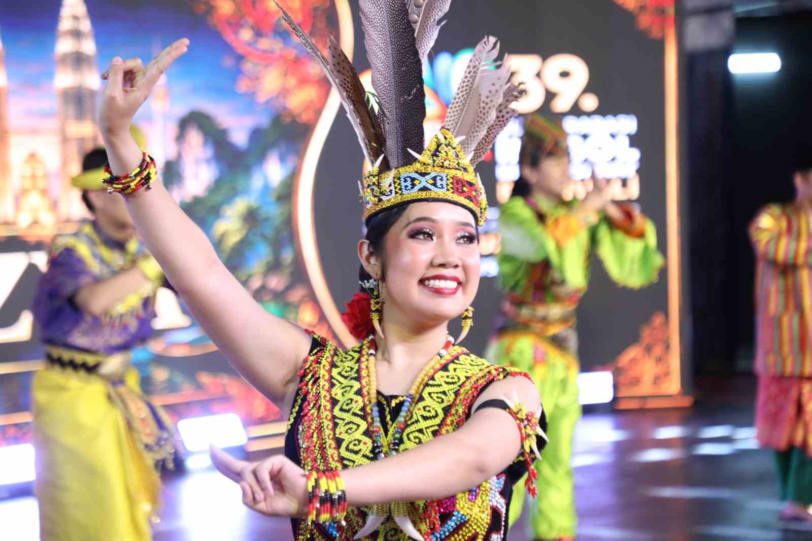 Dünyanın renklerini İnegöl’de buluşturan festival başladı 7 dunyanin renklerini inegolde bulusturan festival basladi 3 G8U8K75X