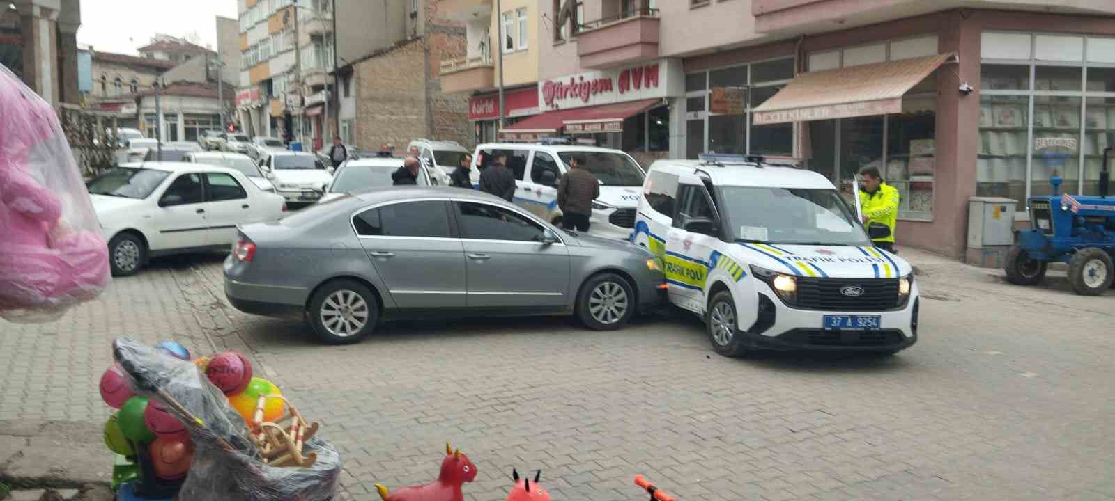 dur ihtarina uymadi ekip otosuna carpti yaya kacarken yakalandi 0 DmWY38Dv