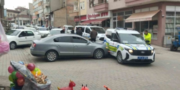 dur-ihtarina-uymadi-ekip-otosuna-carpti-yaya-kacarken-yakalandi-R1h6lvXd.jpg