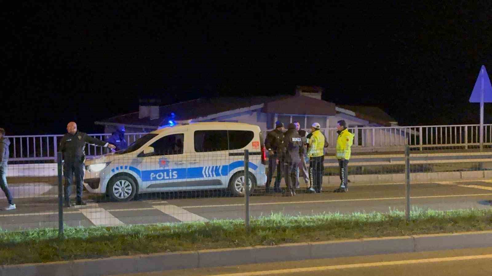 "Dur" ihtarına uymayan alkollü sürücü polis aracına çarptı: 3 gözaltı 5 dur ihtarina uymayan alkollu surucu polis aracina carpti 3 gozalti 1