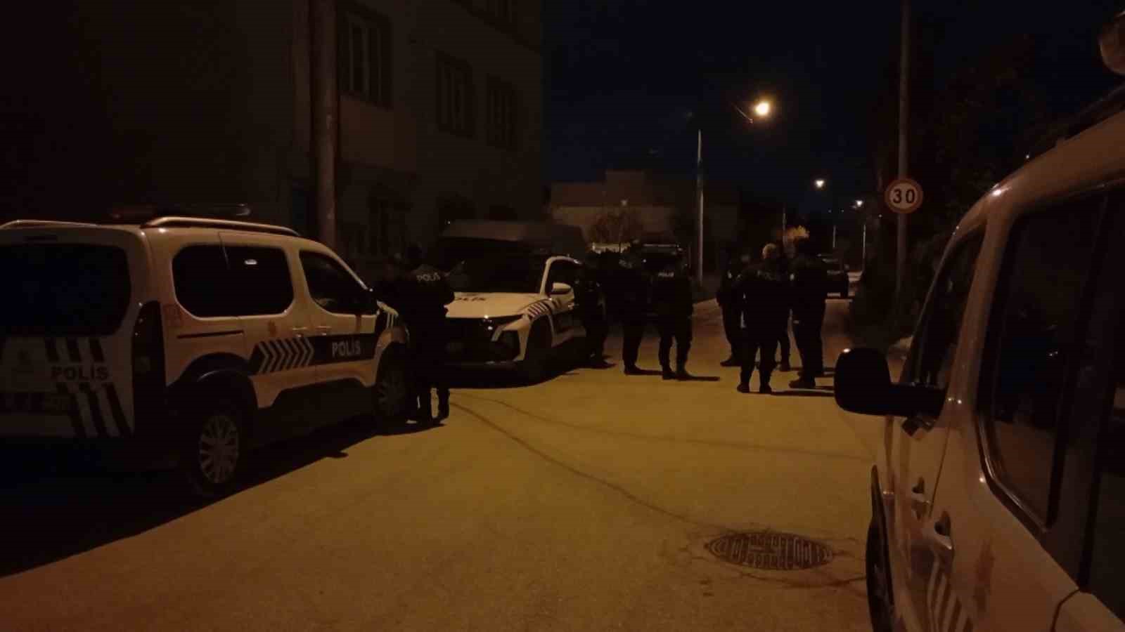 dur ihtarina uymayan surucu 1 saat suren kovalamacaya neden oldu 0 APBzIdZp