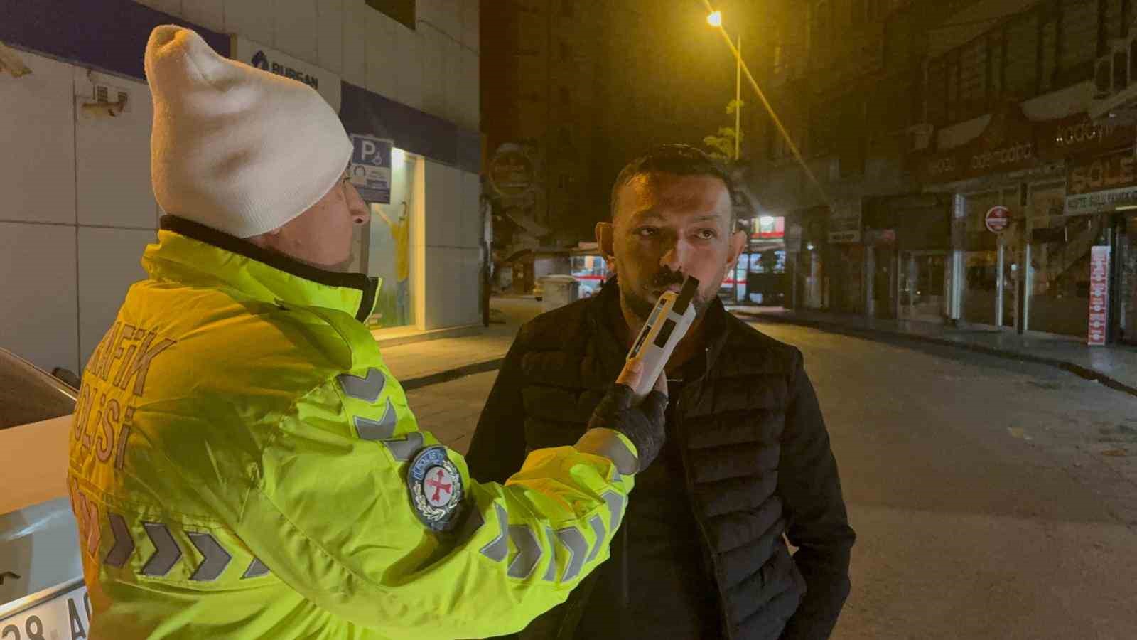 ’Dur’ ihtarına uymayan sürücü, 6 gün arayla ikinci kez alkollü yakalandı 4 dur ihtarina uymayan surucu 6 gun arayla ikinci kez alkollu yakalandi 0