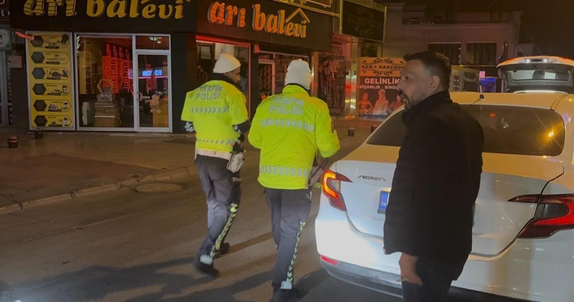 ’Dur’ ihtarına uymayan sürücü, 6 gün arayla ikinci kez alkollü yakalandı 5 dur ihtarina uymayan surucu 6 gun arayla ikinci kez alkollu yakalandi 1 CpDKa3t6