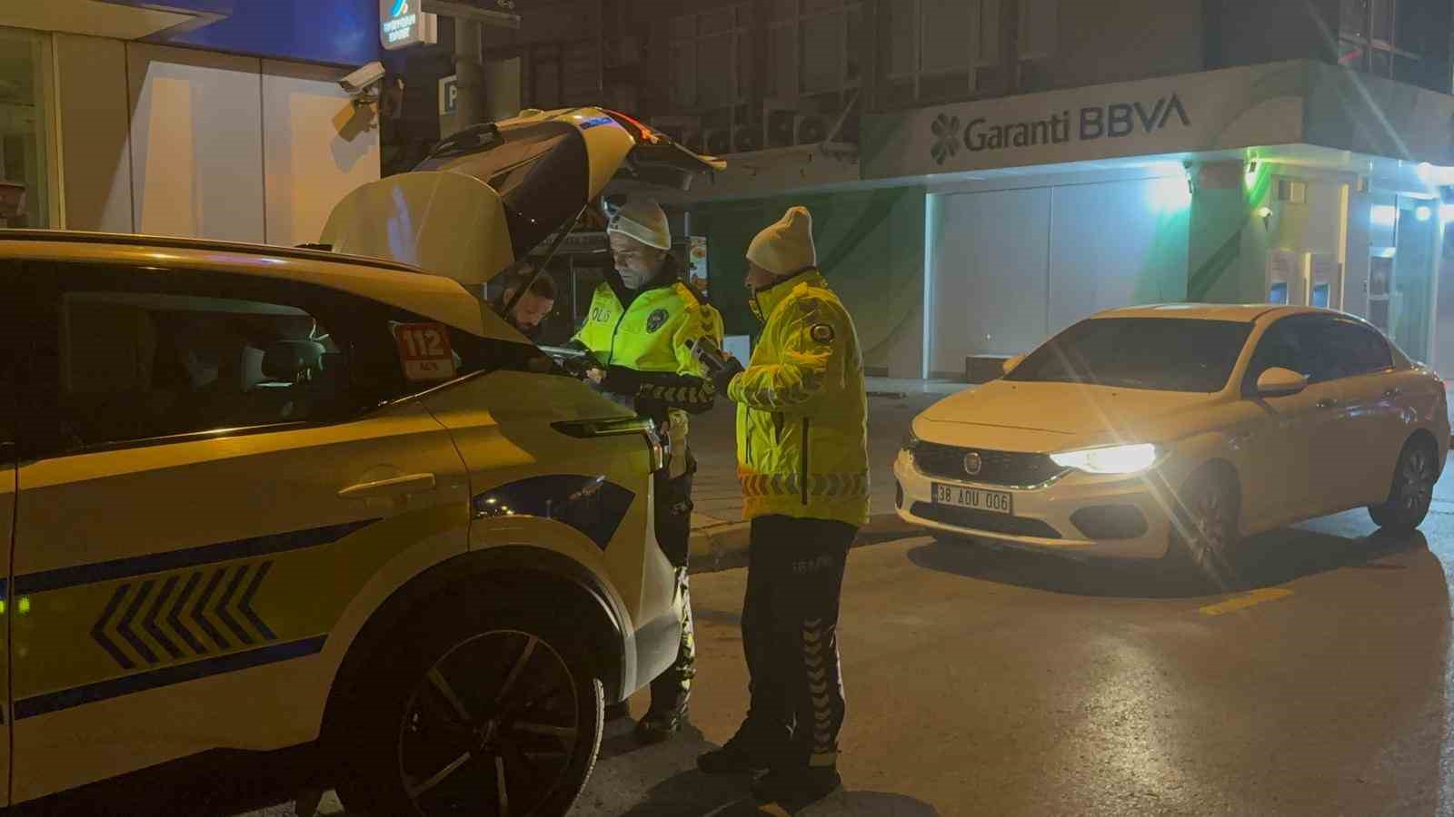 ’Dur’ ihtarına uymayan sürücü, 6 gün arayla ikinci kez alkollü yakalandı 6 dur ihtarina uymayan surucu 6 gun arayla ikinci kez alkollu yakalandi 2 VeKuf45D