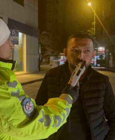 dur-ihtarina-uymayan-surucu-6-gun-arayla-ikinci-kez-alkollu-yakalandi-SA48ewSs.jpg