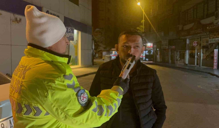 dur-ihtarina-uymayan-surucu-6-gun-arayla-ikinci-kez-alkollu-yakalandi-SA48ewSs.jpg