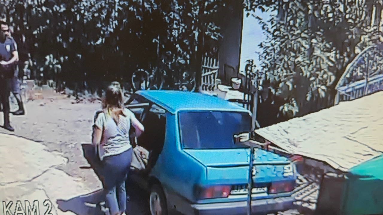 ’Dur’ ihtarına uymayan sürücü, kadınları araçta bırakıp kaçtı 5 dur ihtarina uymayan surucu kadinlari aracta birakip kacti 1 jVqgKJle
