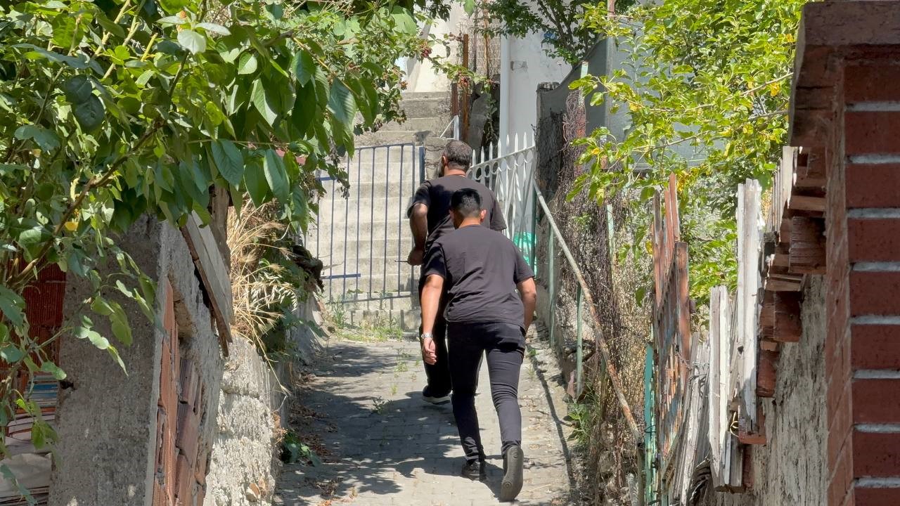 ’Dur’ ihtarına uymayan sürücü, kadınları araçta bırakıp kaçtı 6 dur ihtarina uymayan surucu kadinlari aracta birakip kacti 2 kfVZ16Af