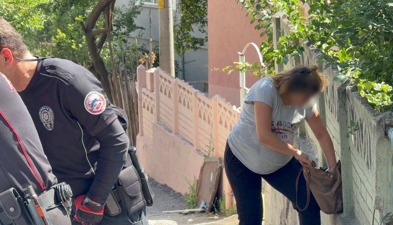 ’Dur’ ihtarına uymayan sürücü, kadınları araçta bırakıp kaçtı 7 dur ihtarina uymayan surucu kadinlari aracta birakip kacti 3 D8uEQyBV