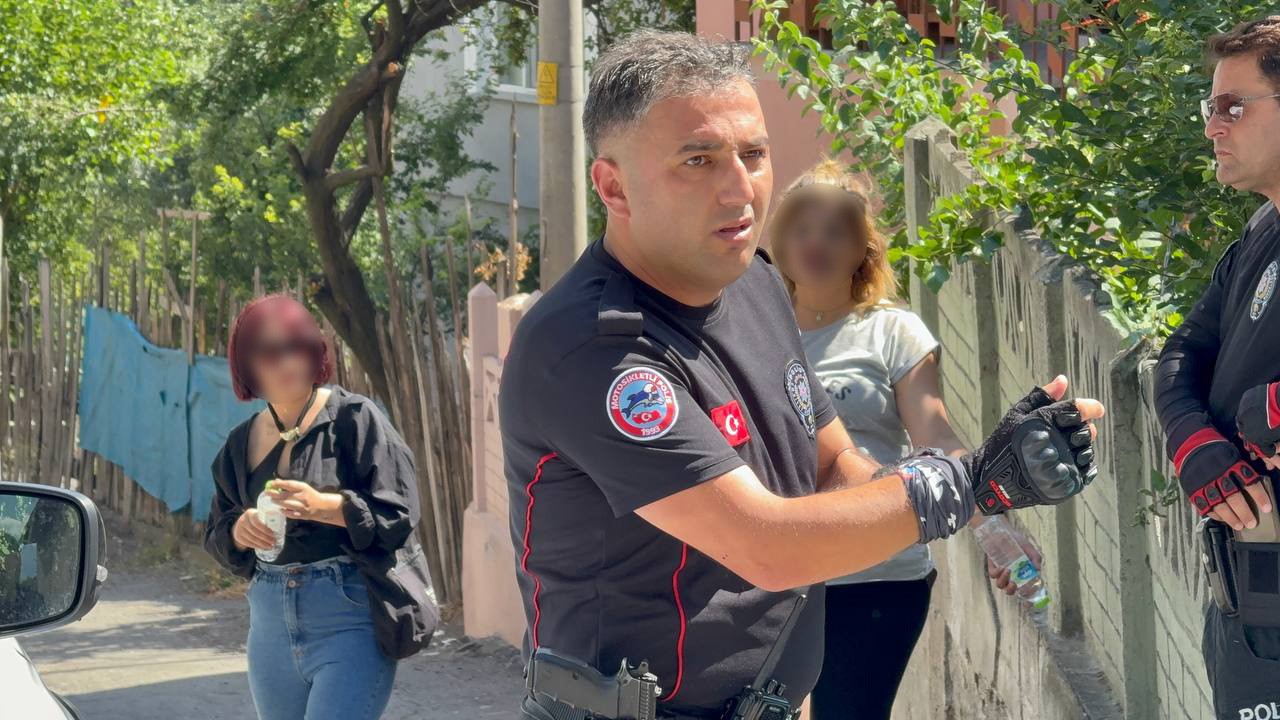 ’Dur’ ihtarına uymayan sürücü, kadınları araçta bırakıp kaçtı 8 dur ihtarina uymayan surucu kadinlari aracta birakip kacti 4 4GXdfQE1