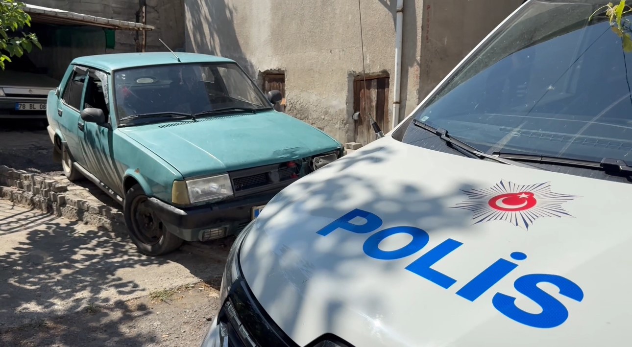 ’Dur’ ihtarına uymayan sürücü, kadınları araçta bırakıp kaçtı 10 dur ihtarina uymayan surucu kadinlari aracta birakip kacti 6 DwTqC8wI