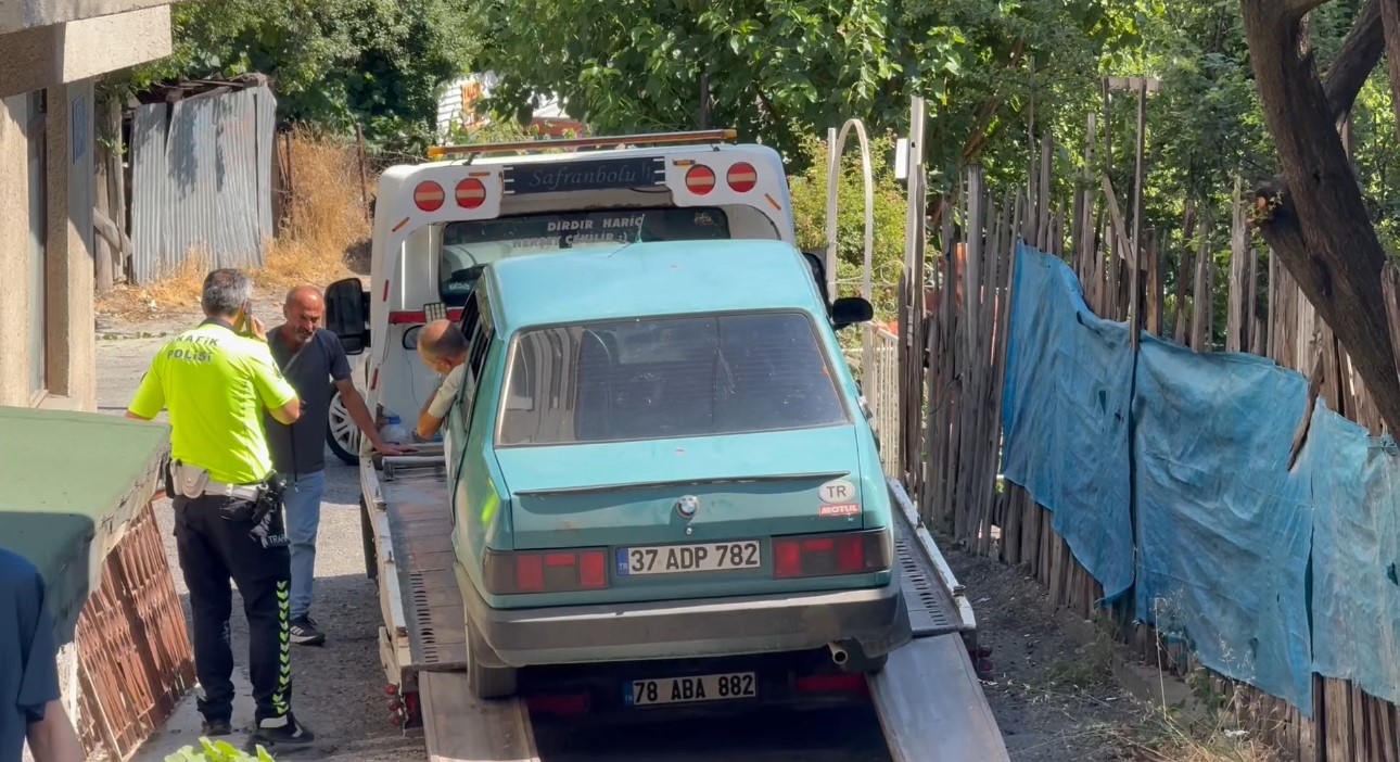 ’Dur’ ihtarına uymayan sürücü, kadınları araçta bırakıp kaçtı 11 dur ihtarina uymayan surucu kadinlari aracta birakip kacti 7 JfFlPsUP