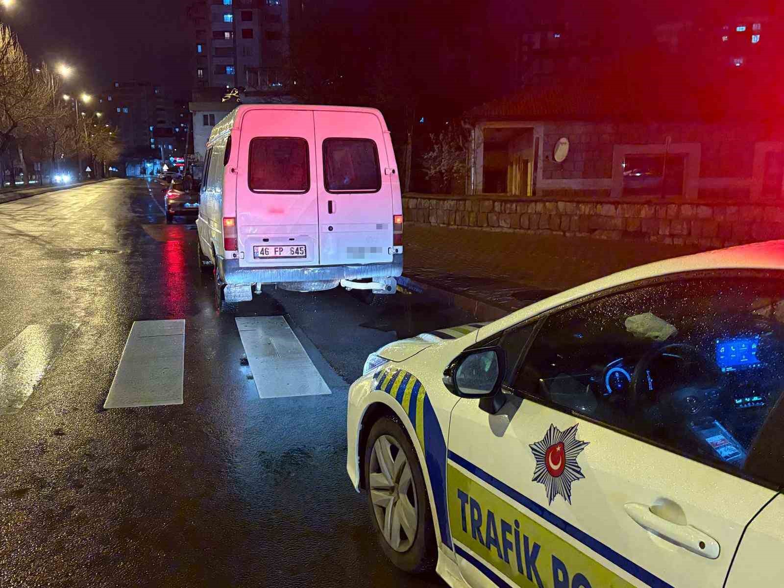 dur ihtarina uymayan surucu yaya olarak da kacamadi 450 bin tl ceza yazildi 1