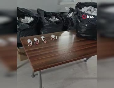 dur-ihtarina-uymayip-kacan-aractan-on-binlerce-uyusturucu-hap-cikti-IWIAu2li.jpg