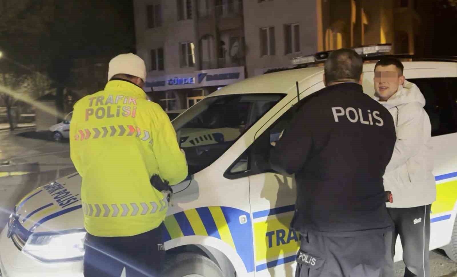dur ihtarina uymayip polisten kacti yakalaninca hic mi insafiniz yok deyip agladi 4 grMZAj8p