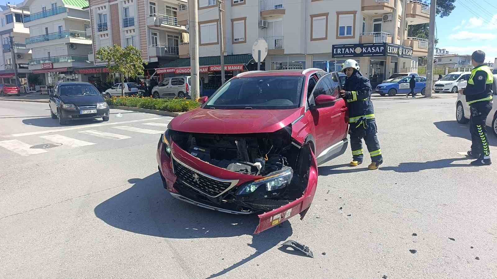 dur levhasina ihlali kazayla sonuclandi 1 yarali 8 6C6ICpHF
