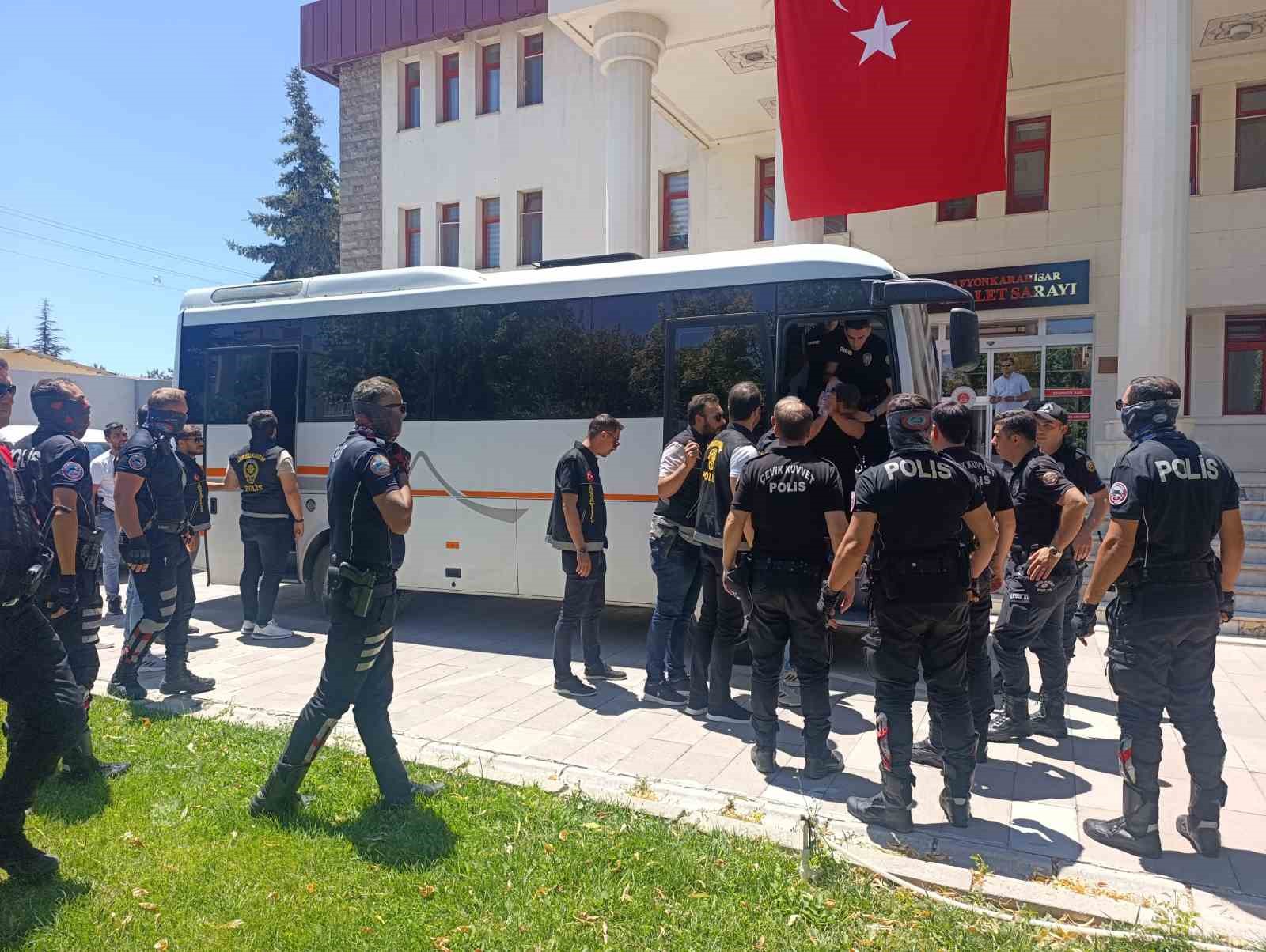 Durak başkanı cinayetinde yakalanan 18 kişi adliyeye sevk edildi 4 durak baskani cinayetinde yakalanan 18 kisi adliyeye sevk edildi 0 Ulfm3ybR