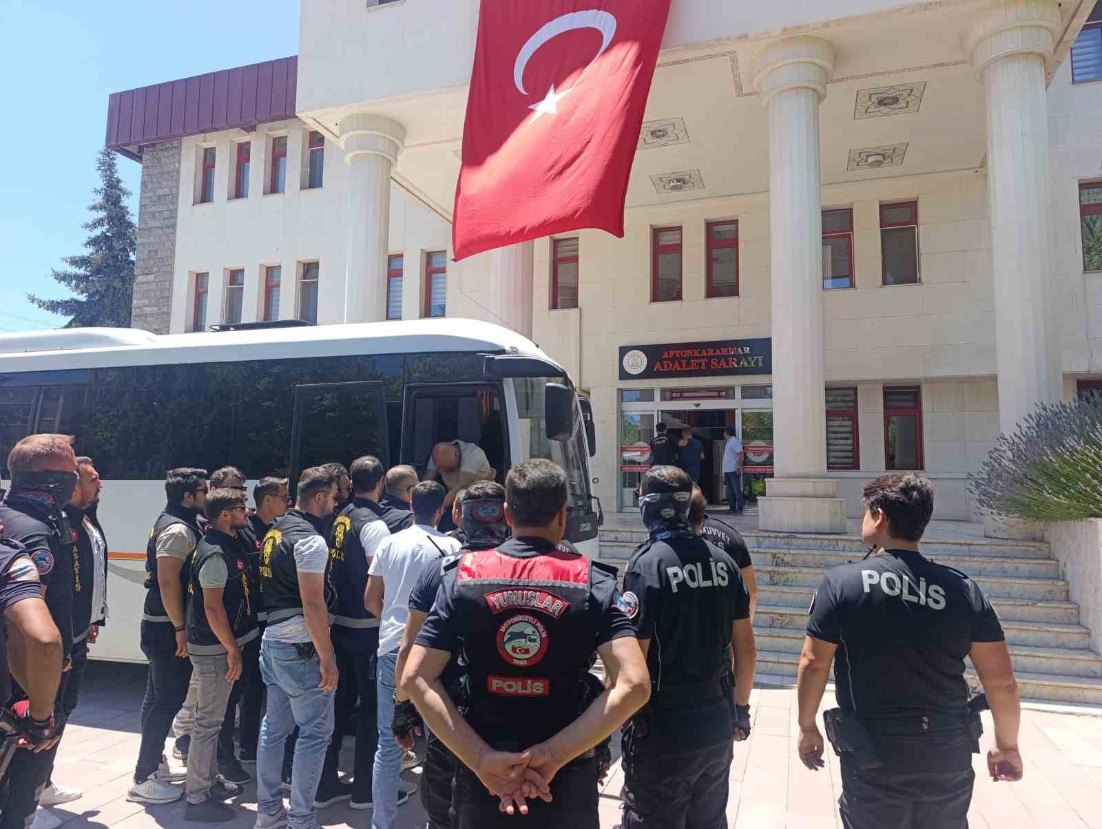 Durak başkanı cinayetinde yakalanan 18 kişi adliyeye sevk edildi 5 durak baskani cinayetinde yakalanan 18 kisi adliyeye sevk edildi 1 kRGFHvYd