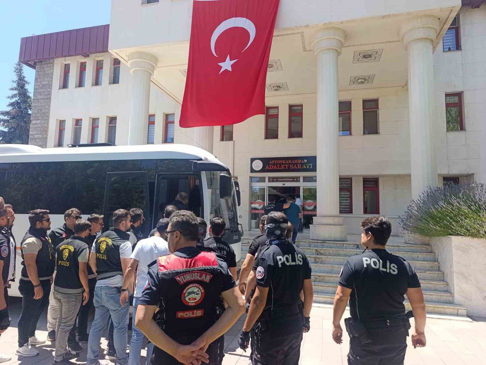 Durak başkanı cinayetinde yakalanan 18 kişi adliyeye sevk edildi 6 durak baskani cinayetinde yakalanan 18 kisi adliyeye sevk edildi 2 ufjJ3eCS