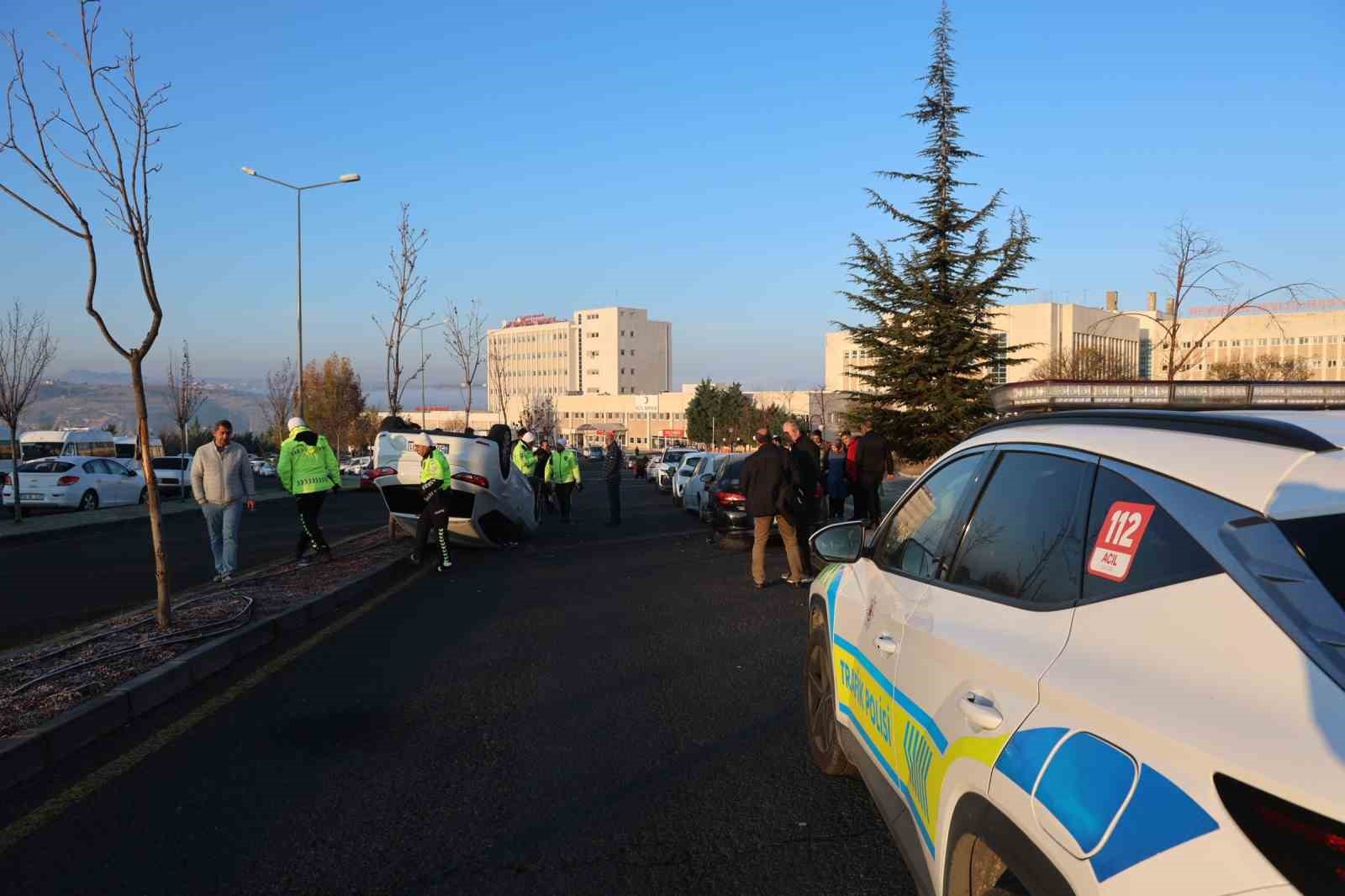 duran araca carpip takla atti 1 yarali 4 MNzjOgaN