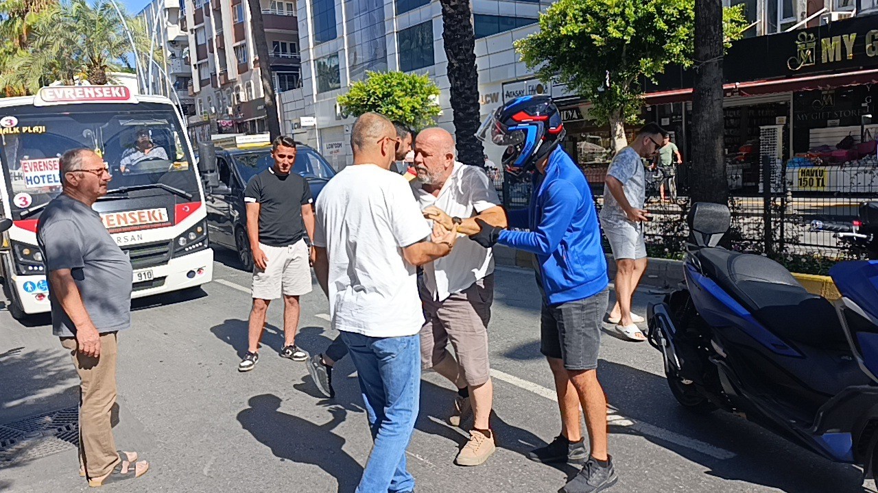 duran araclari son anda fark ettiler frene basinca devrilerek suruklendiler 0 kY6Qijbn