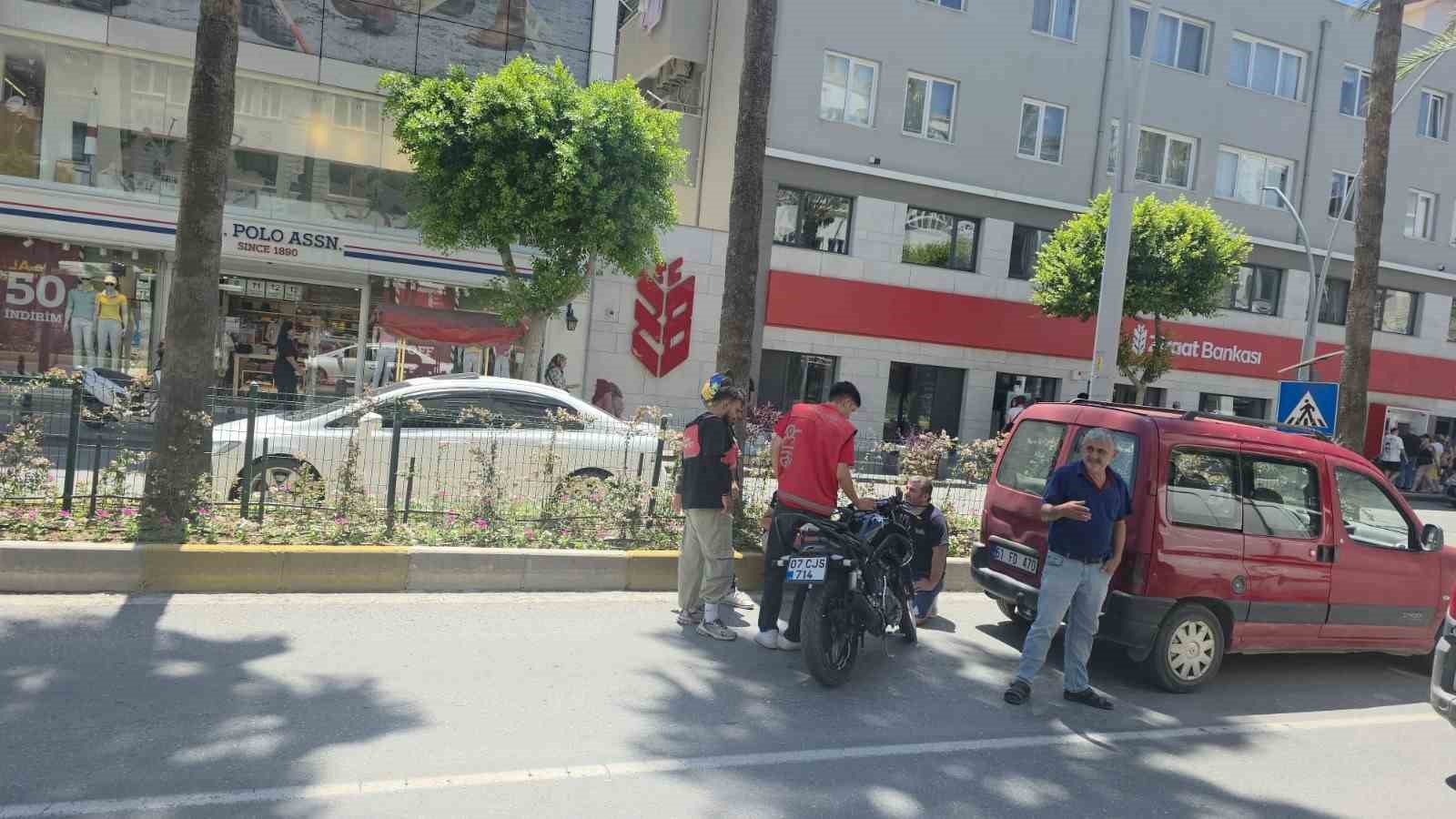 duran araclari son anda fark ettiler frene basinca devrilerek suruklendiler 4 TL5TkKyB