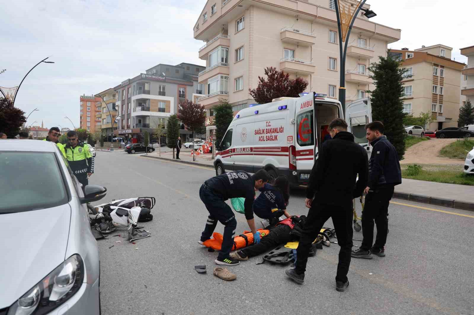 duran otomobile carpti o anlar kameralara yansidi 1 yarali 2 Szc2lq1O