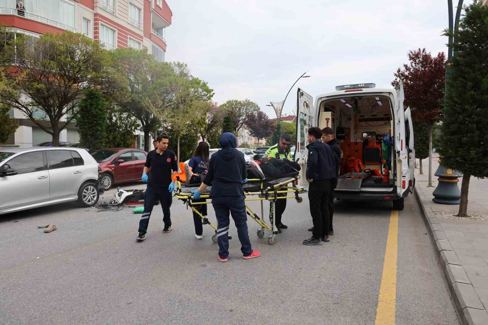 duran otomobile carpti o anlar kameralara yansidi 1 yarali 3