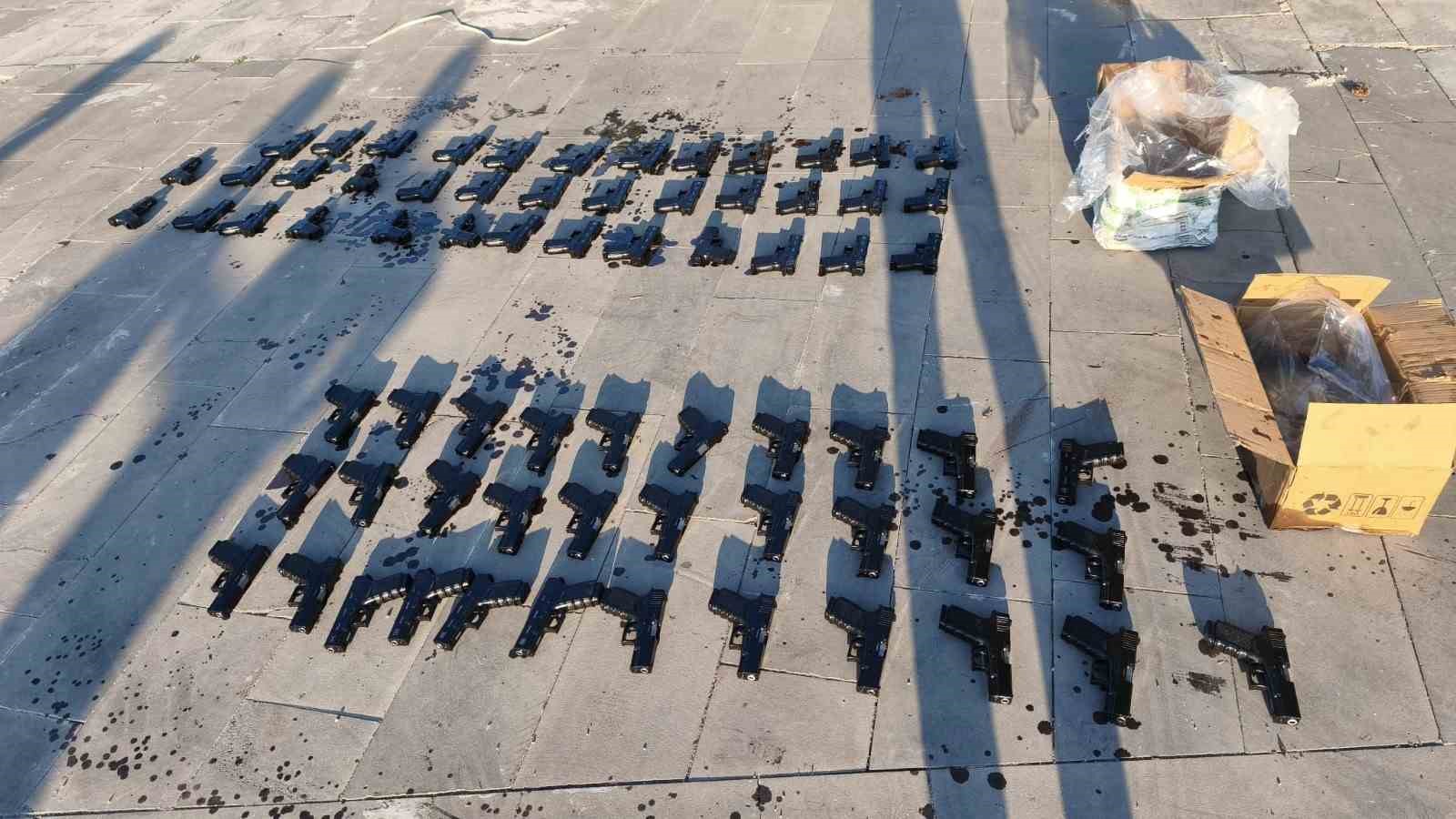 durdurulan aracta 70 adet kacak tabanca bulundu 2