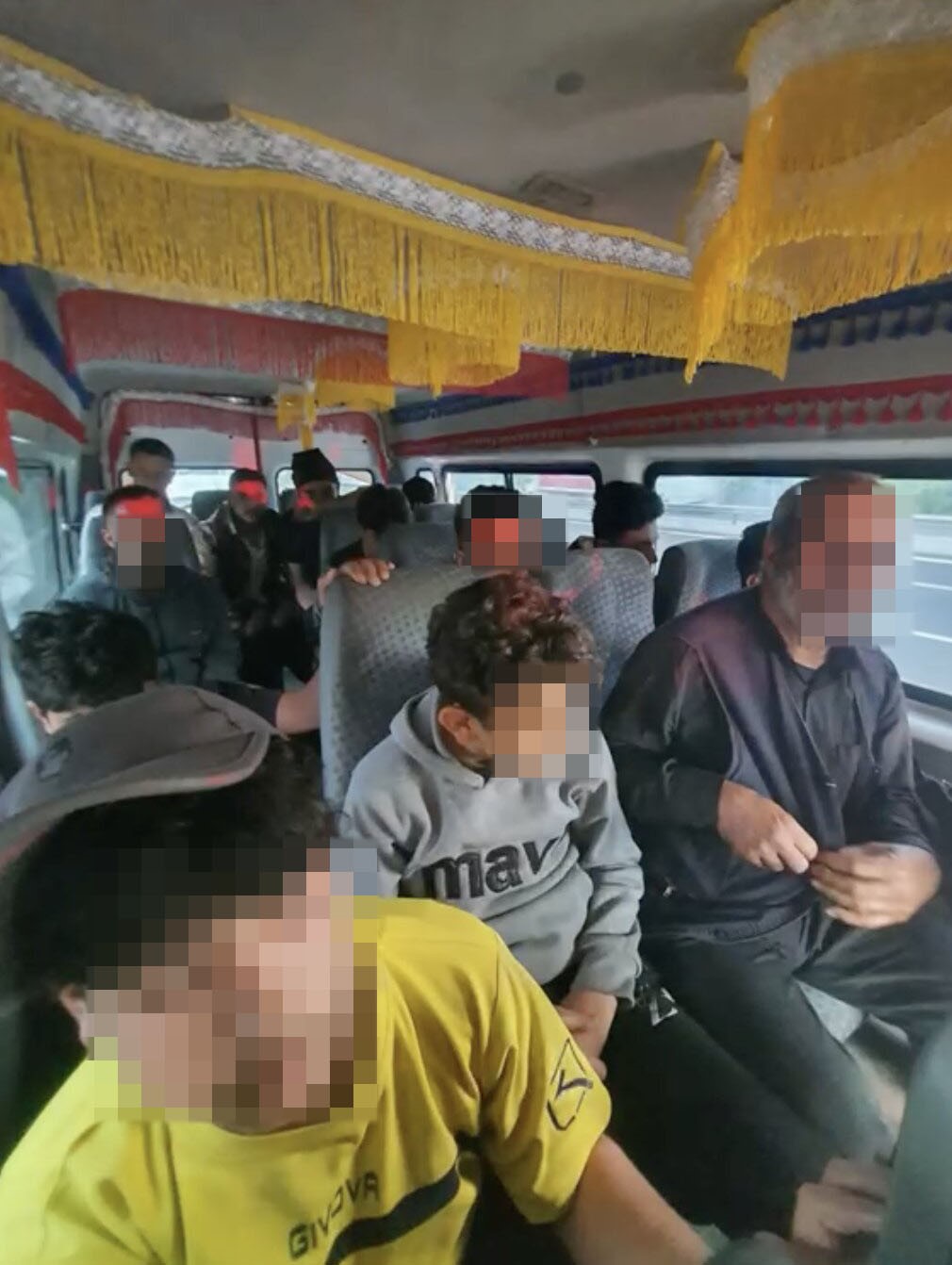 durdurulan aractan 15 duzensiz gocmen cikti surucu cezaevine gonderildi 0 2pjShraL