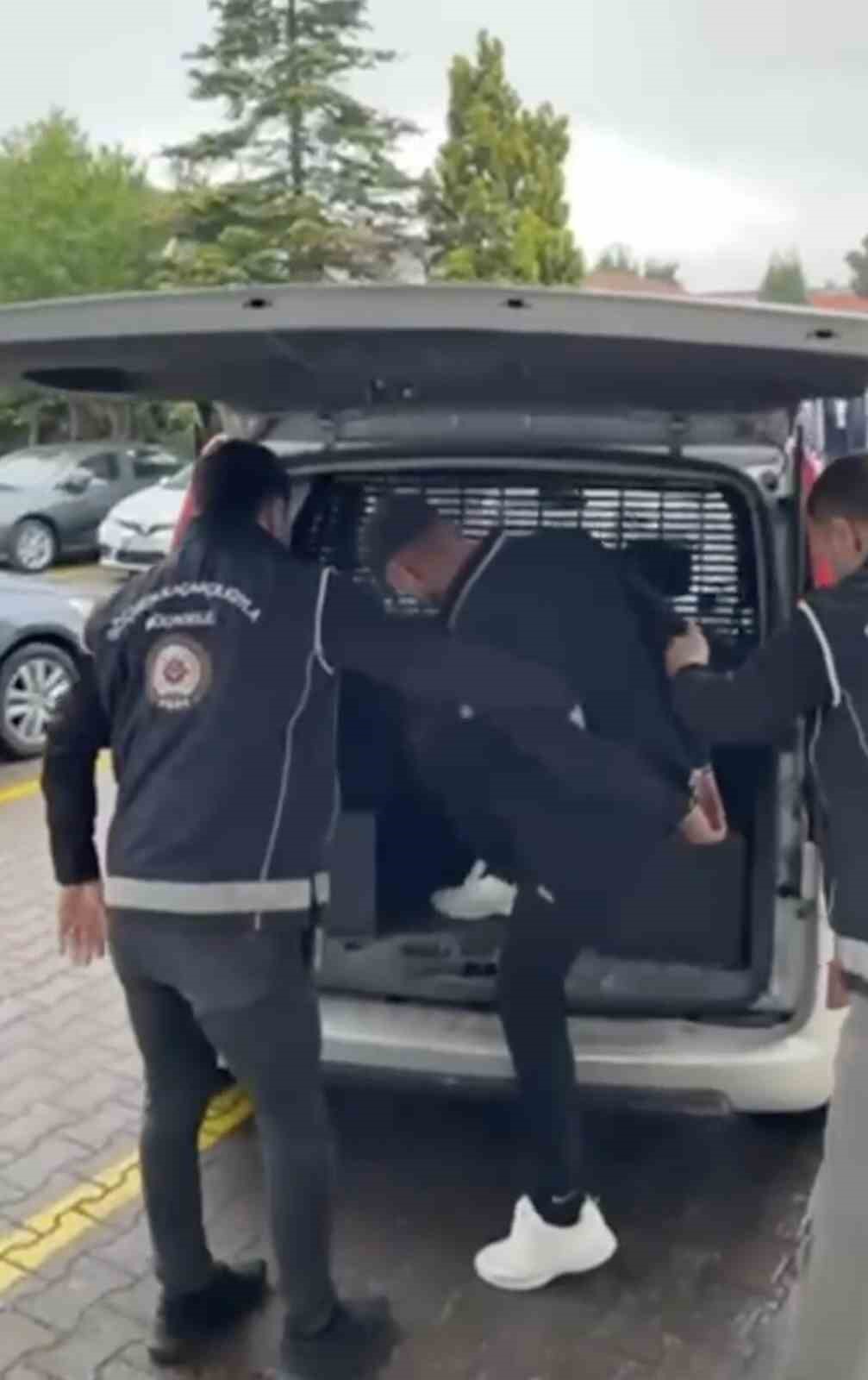 durdurulan aractan 15 duzensiz gocmen cikti surucu cezaevine gonderildi 1 6BmrCFmL