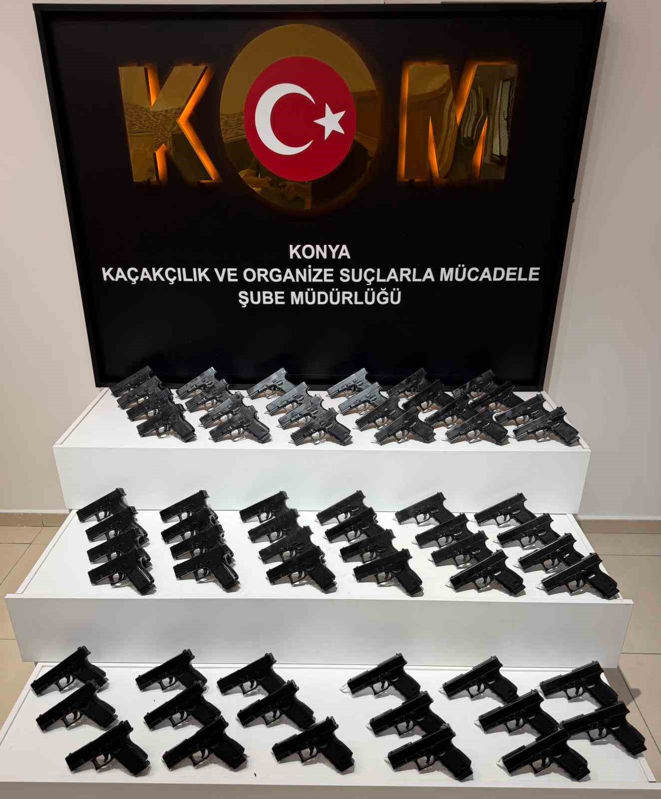Durdurulan araçtan 65 ruhsatsız tabanca çıktı 4 durdurulan aractan 65 ruhsatsiz tabanca cikti 0 HB29A9b5