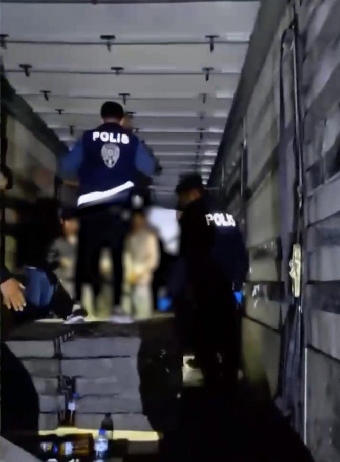 durdurulan iki tirda 27 duzensiz gocmen yakalandi 1 72XbDBDD