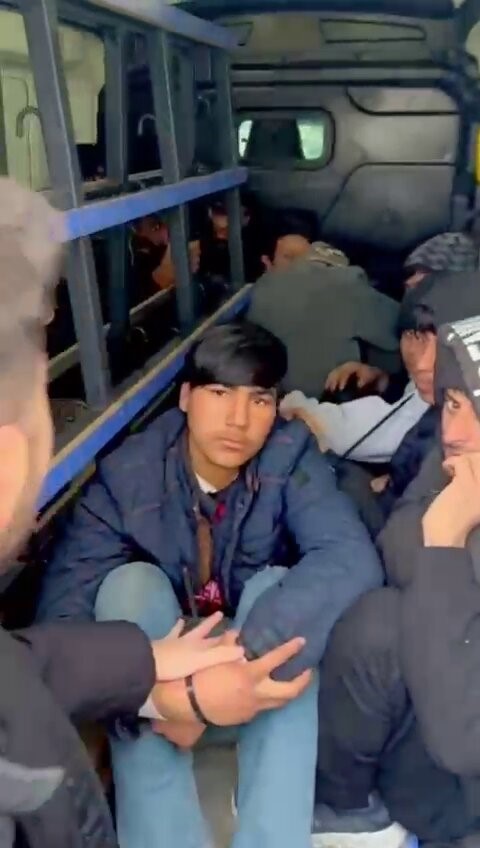 durdurulan minibuste 20 duzensiz gocmen yakalandi 2 tutuklama 0