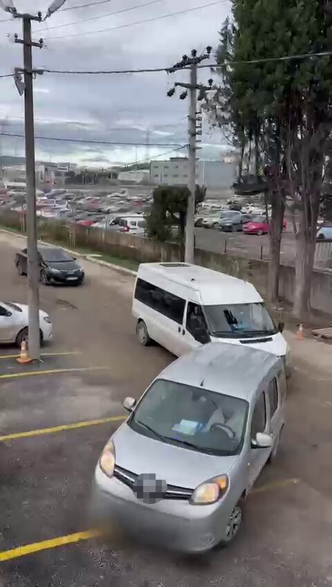 durdurulan minibuste 20 duzensiz gocmen yakalandi 2 tutuklama 1 3Xy3EkNq