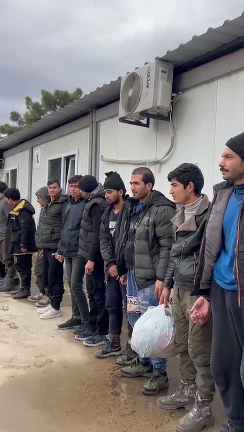 durdurulan minibuste 20 duzensiz gocmen yakalandi 2 tutuklama 2 YOGT3Kbq