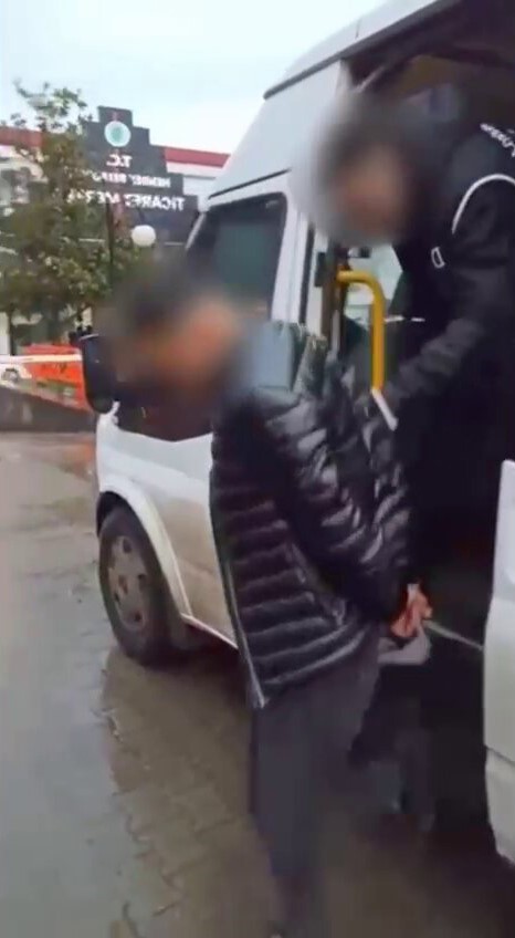 durdurulan minibuste 20 duzensiz gocmen yakalandi 2 tutuklama 3 i8VW8zSX
