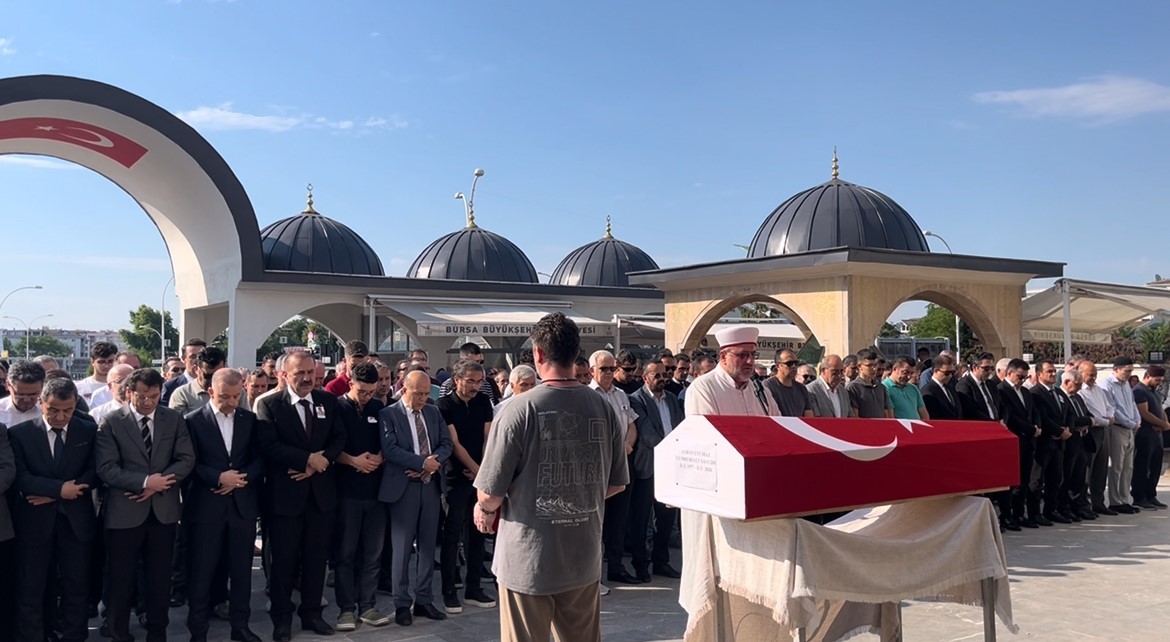 Duruşmada kalp krizi geçirerek hayatını kaybeden Cumhuriyet Savcısı son yolculuğuna uğurlandı 5 durusmada kalp krizi gecirerek hayatini kaybeden cumhuriyet savcisi son yolculuguna ugurlandi 1