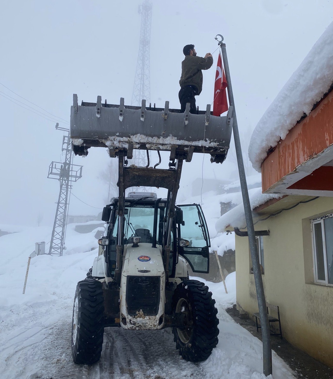 dusen bayragi kepcenin agzina cikarak yerine taktilar 0