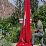 dusen-bayragi-onarip-yeniden-gondere-cektiler-DSQGtqkS.jpg