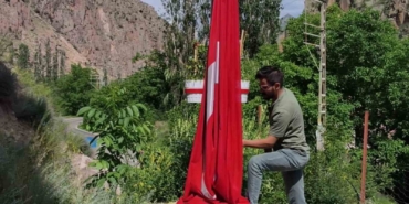 dusen-bayragi-onarip-yeniden-gondere-cektiler-DSQGtqkS.jpg