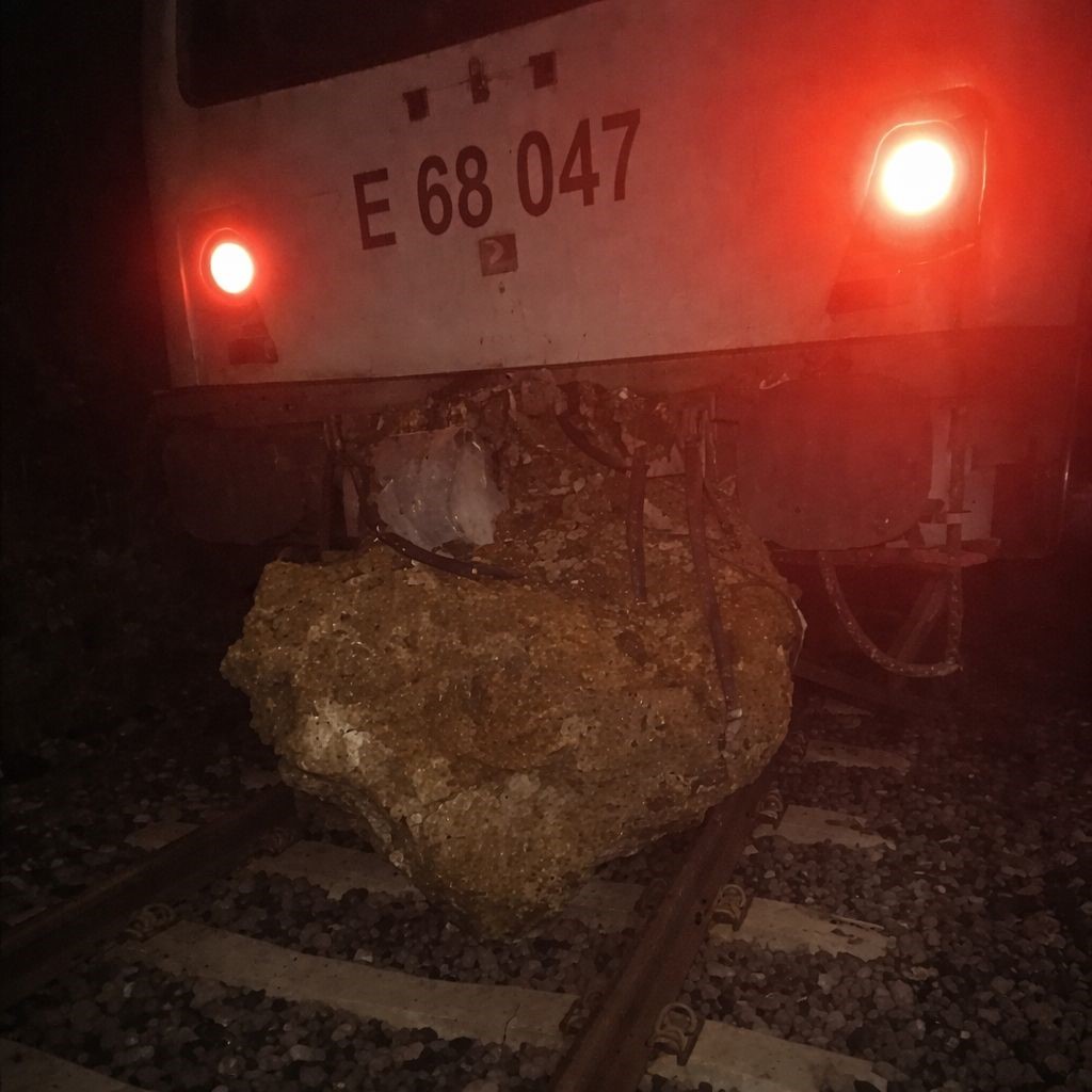 dusen kaya treni raydan cikardi yolcular otobuslerle nakledildi 0 2DSpJSq6