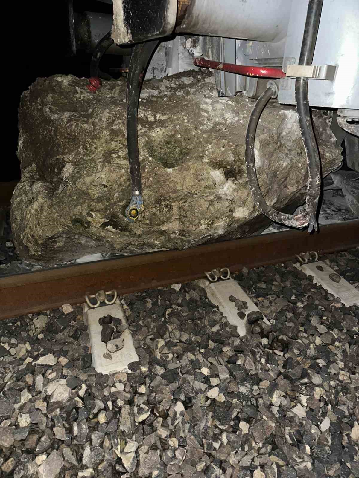 dusen kaya treni raydan cikardi yolcular otobuslerle nakledildi 1 z1qvEeCM
