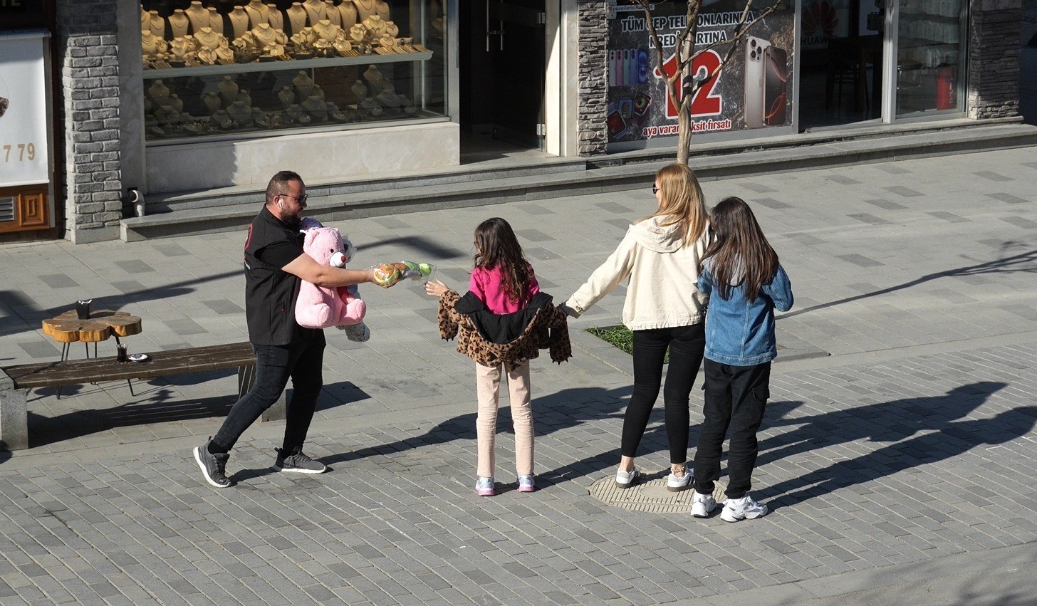 Düşen oyuncakları sahibine ulaştıran çocuklar takdir topladı 5 dusen oyuncaklari sahibine ulastiran cocuklar takdir topladi 1 unpkGFjy