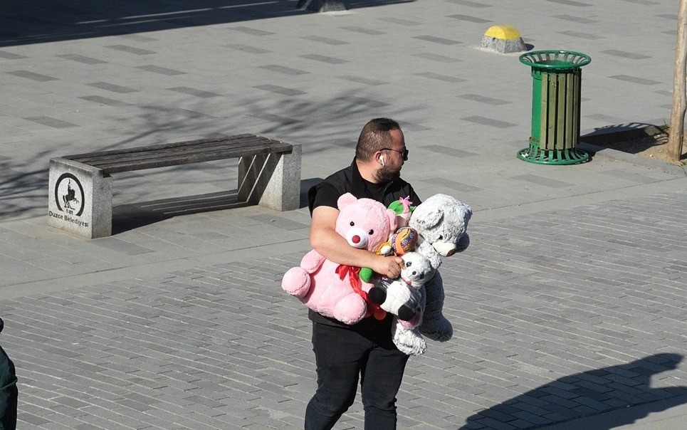 Düşen oyuncakları sahibine ulaştıran çocuklar takdir topladı 6 dusen oyuncaklari sahibine ulastiran cocuklar takdir topladi 2 kl7FuVSc