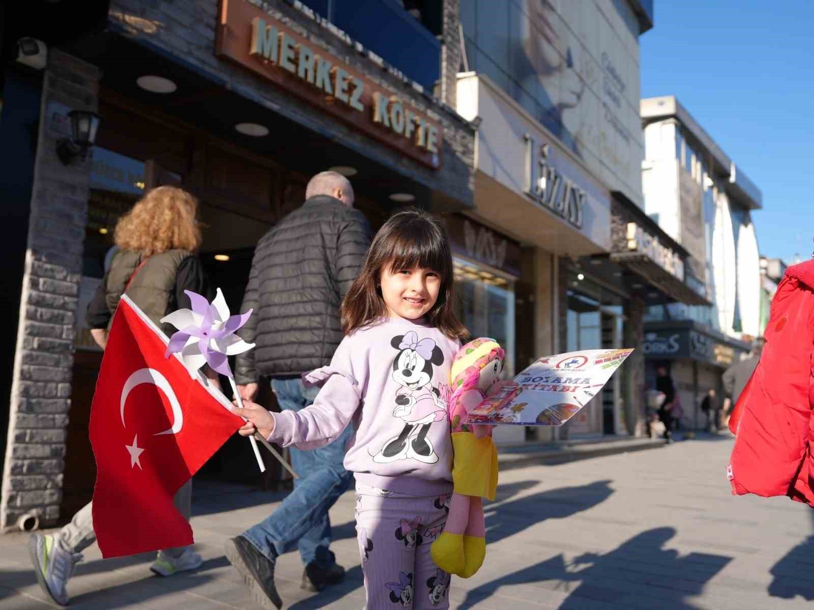 Düşen oyuncakları sahibine ulaştıran çocuklar takdir topladı 9 dusen oyuncaklari sahibine ulastiran cocuklar takdir topladi 5 3s9YJZXG