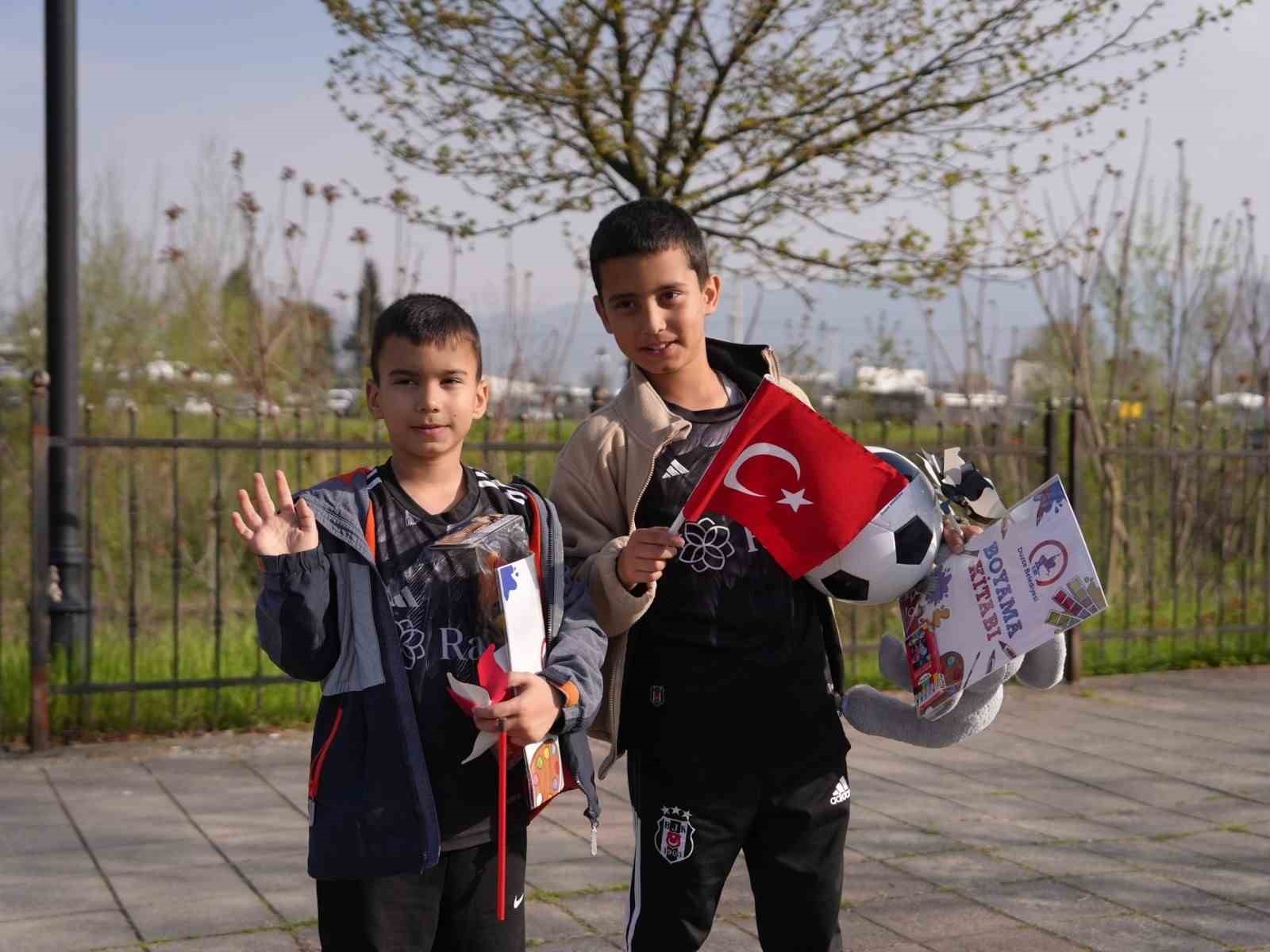 Düşen oyuncakları sahibine ulaştıran çocuklar takdir topladı 10 dusen oyuncaklari sahibine ulastiran cocuklar takdir topladi 6 E8hdUzIN