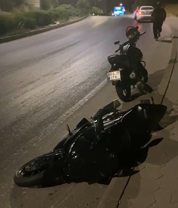 Düştüğü ıslak yolu kayda alırken, kadrajına başka bir kaza girdi 4 dustugu islak yolu kayda alirken kadrajina baska bir kaza girdi 0
