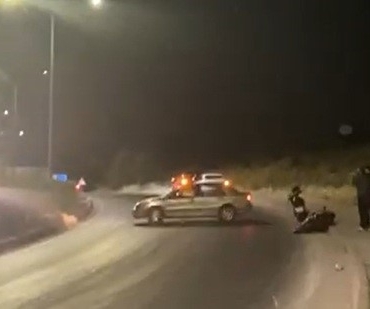 dustugu-islak-yolu-kayda-alirken-kadrajina-baska-bir-kaza-girdi-Fvj7aYgi.jpg